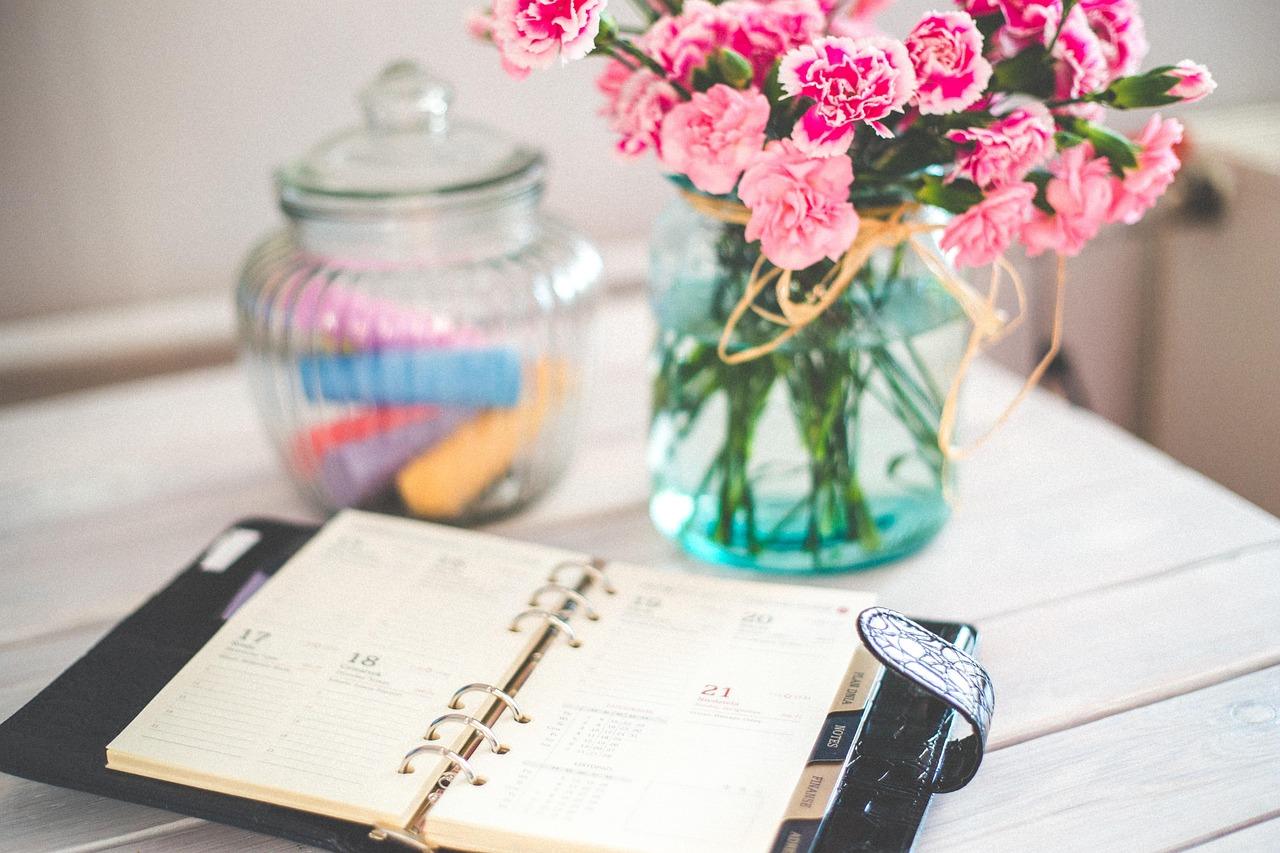 un livre et un vase de fleurs sur une table
